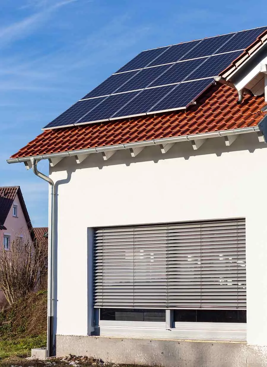 Photovoltaikanlage auf einem Haus, Aufnahme von der Westphal-Website